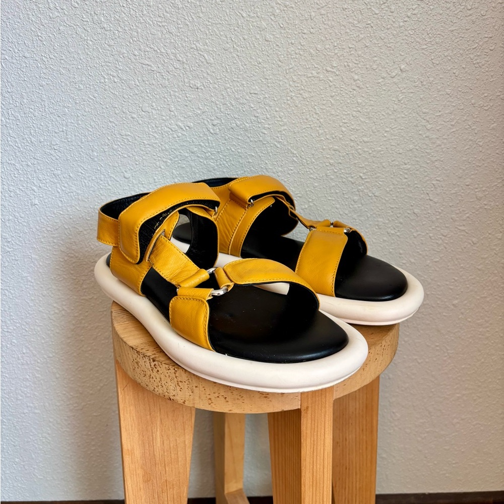 Italeau Waterproof Strappy Sandal Black Size 40 EU US 10